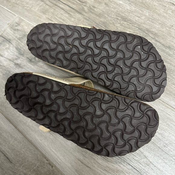 Women’s Gizeh Birkenstocks, Gold, EU 37, US 6-6.5 - Picture 5 of 5